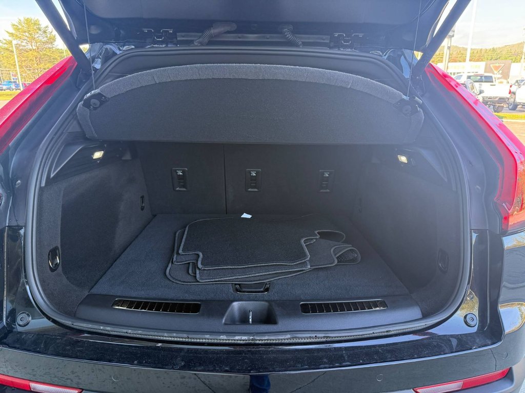 2022 Cadillac XT4 AWD Premium Luxury in Edmundston, New Brunswick - 8 - w1024h768px
