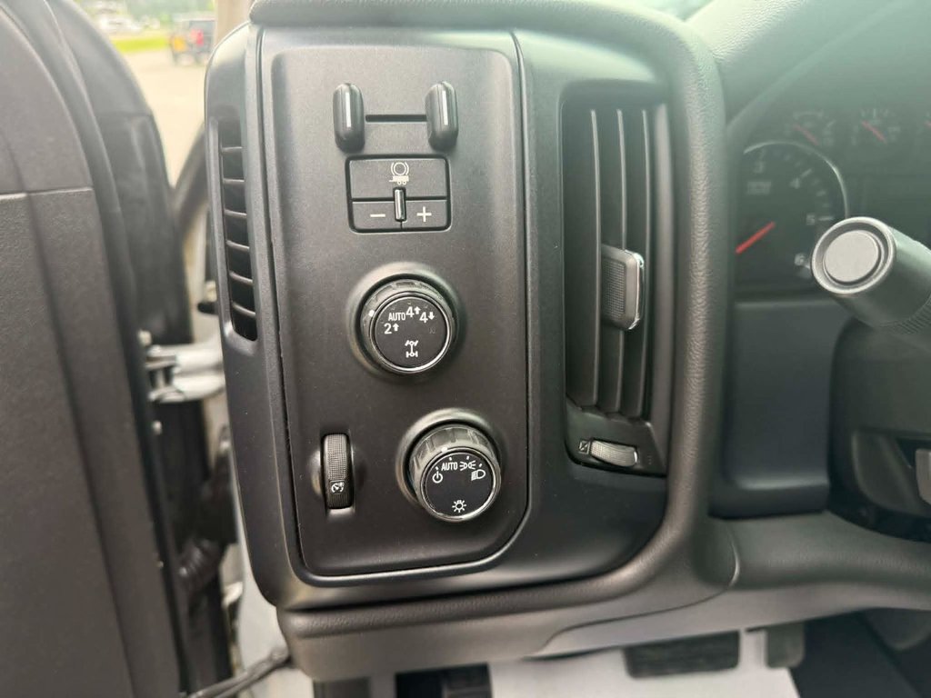 2017 Chevrolet Silverado 1500 Custom in Edmundston, New Brunswick - 10 - w1024h768px