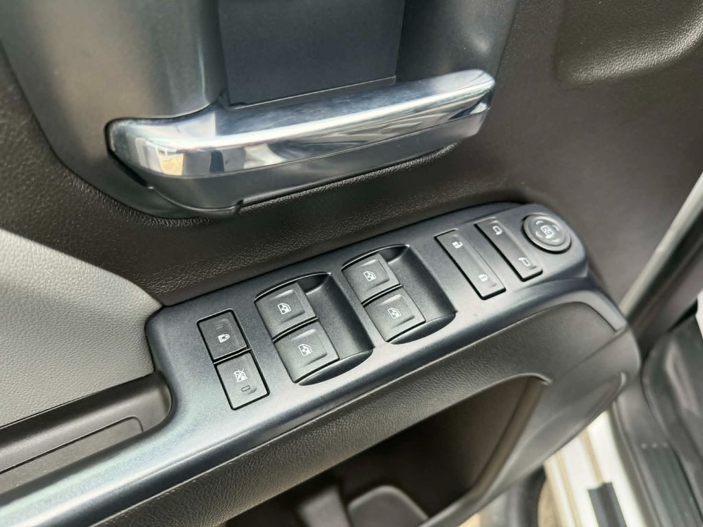 2017 Chevrolet Silverado 1500 Custom in Edmundston, New Brunswick - 16 - w1024h768px