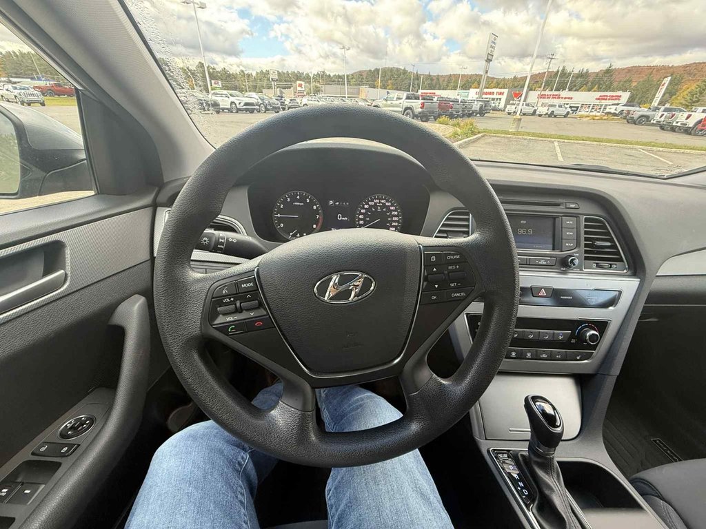 2016 Hyundai Sonata 2.4L GL in Edmundston, New Brunswick - 8 - w1024h768px