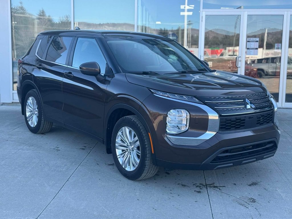 2022 Mitsubishi Outlander ES in Edmundston, New Brunswick - 2 - w1024h768px