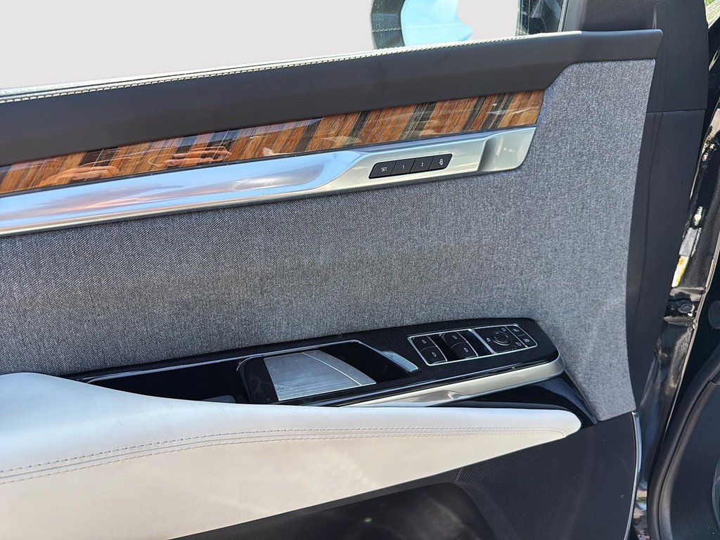 2025 Cadillac Escalade 4WD Sport Platinum in Drummondville, Quebec - 13 - w1024h768px
