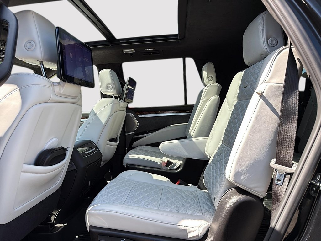 2025 Cadillac Escalade 4WD Sport Platinum in Drummondville, Quebec - 9 - w1024h768px