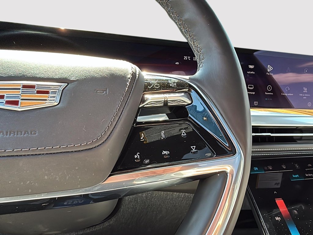 2025 Cadillac Escalade 4WD Sport Platinum in Drummondville, Quebec - 17 - w1024h768px