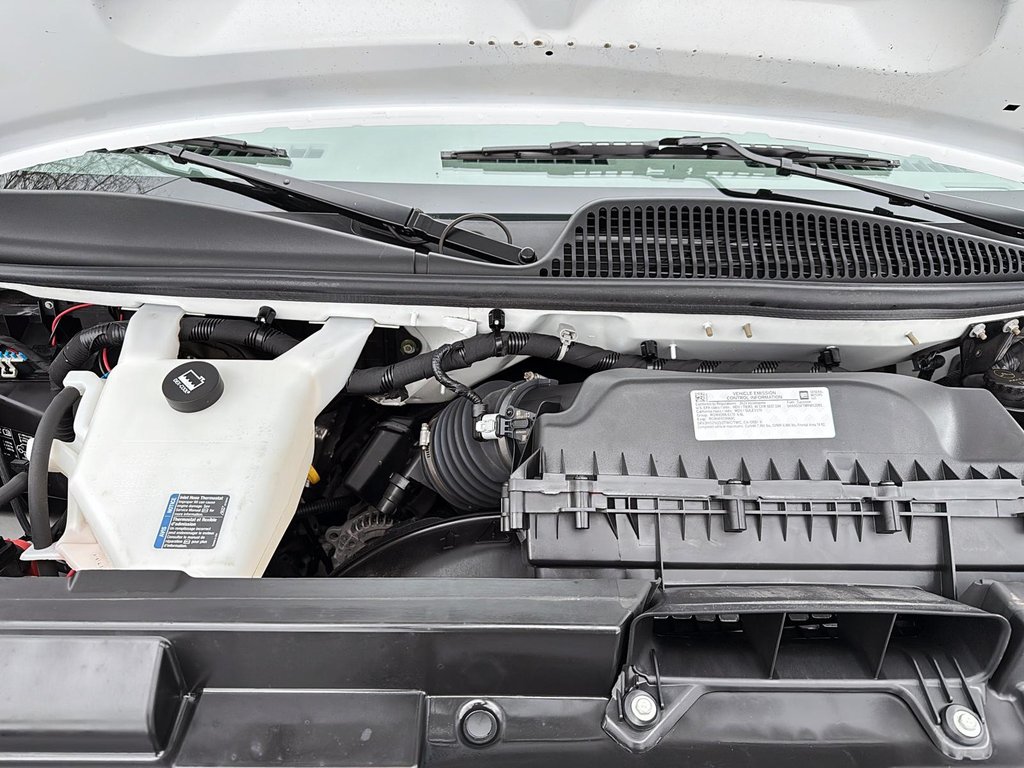 2024 Chevrolet Express Commercial Cutaway in Drummondville, Quebec - 7 - w1024h768px