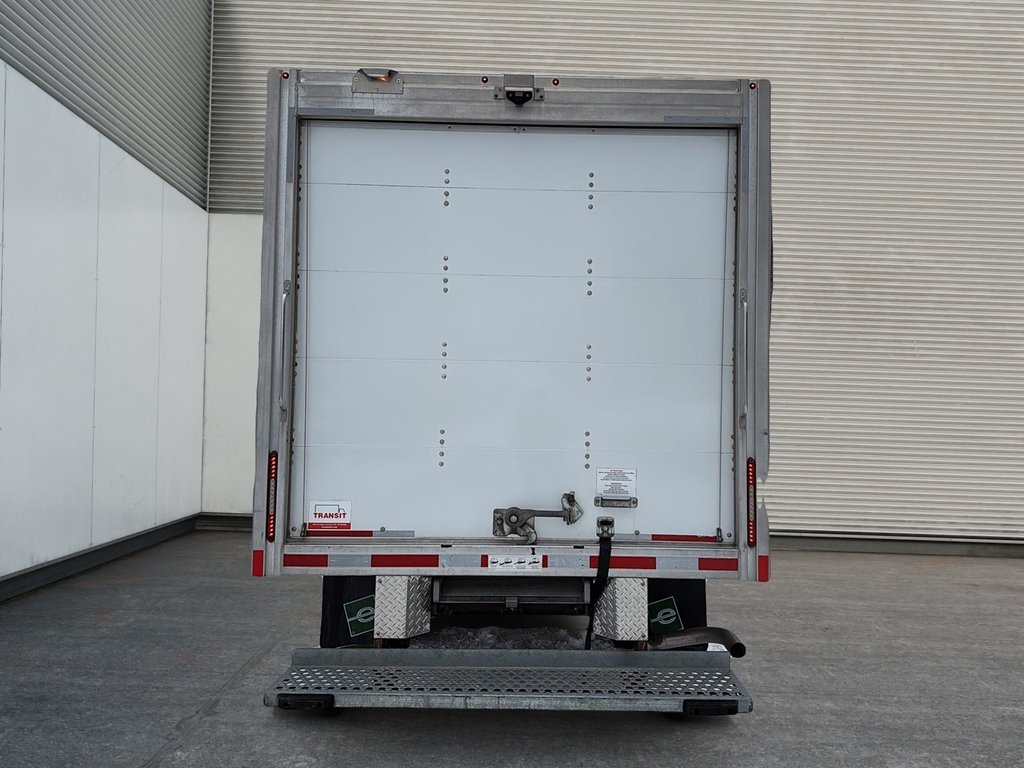 2024 Chevrolet Express Commercial Cutaway in Drummondville, Quebec - 3 - w1024h768px