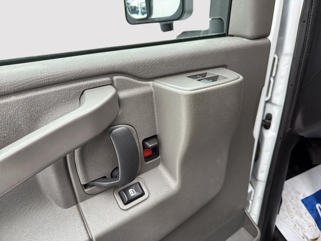 2024 Chevrolet Express Commercial Cutaway in Drummondville, Quebec - 10 - w1024h768px