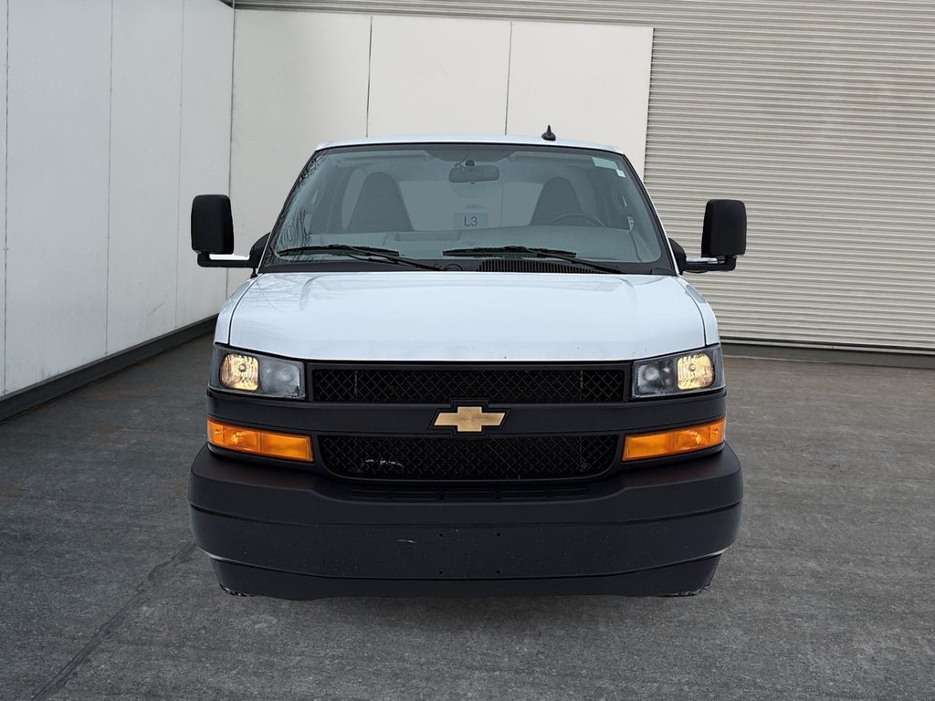 2024 Chevrolet Express Commercial Cutaway in Drummondville, Quebec - 2 - w1024h768px