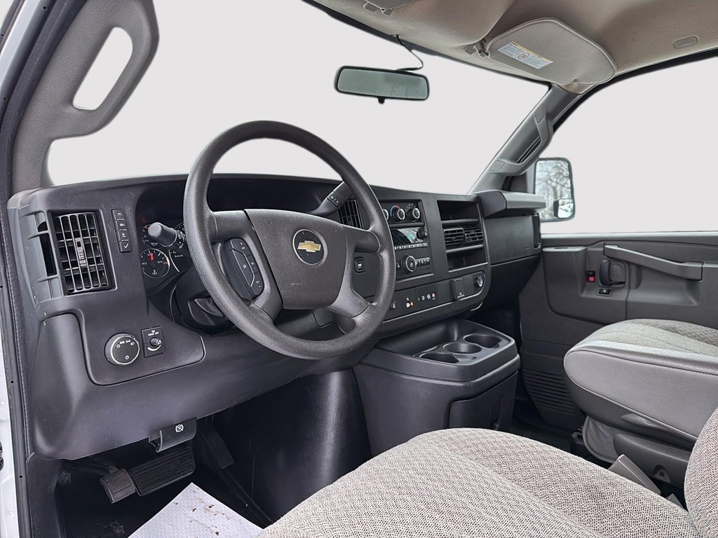 2024 Chevrolet Express Commercial Cutaway in Drummondville, Quebec - 9 - w1024h768px