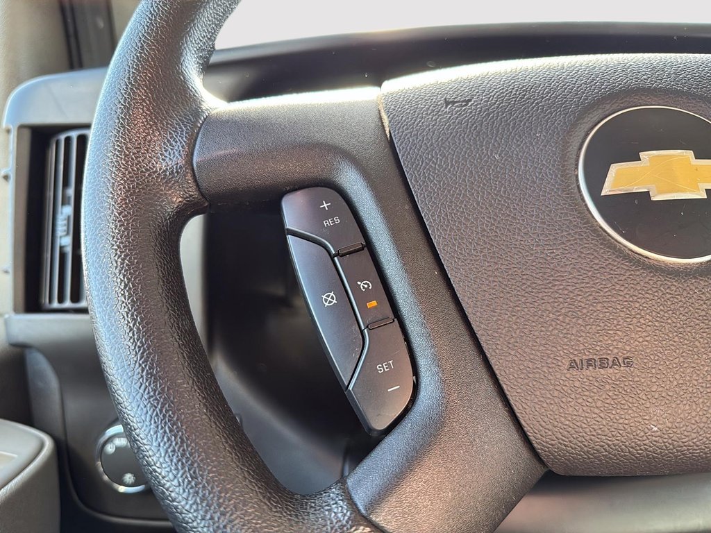 2023 Chevrolet EXPRESS CUTAWAY 3500 BASE in Drummondville, Quebec - 13 - w1024h768px