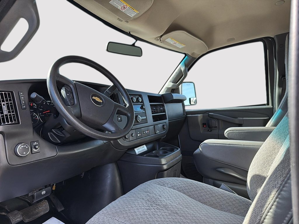 2023 Chevrolet EXPRESS CUTAWAY 3500 BASE in Drummondville, Quebec - 9 - w1024h768px