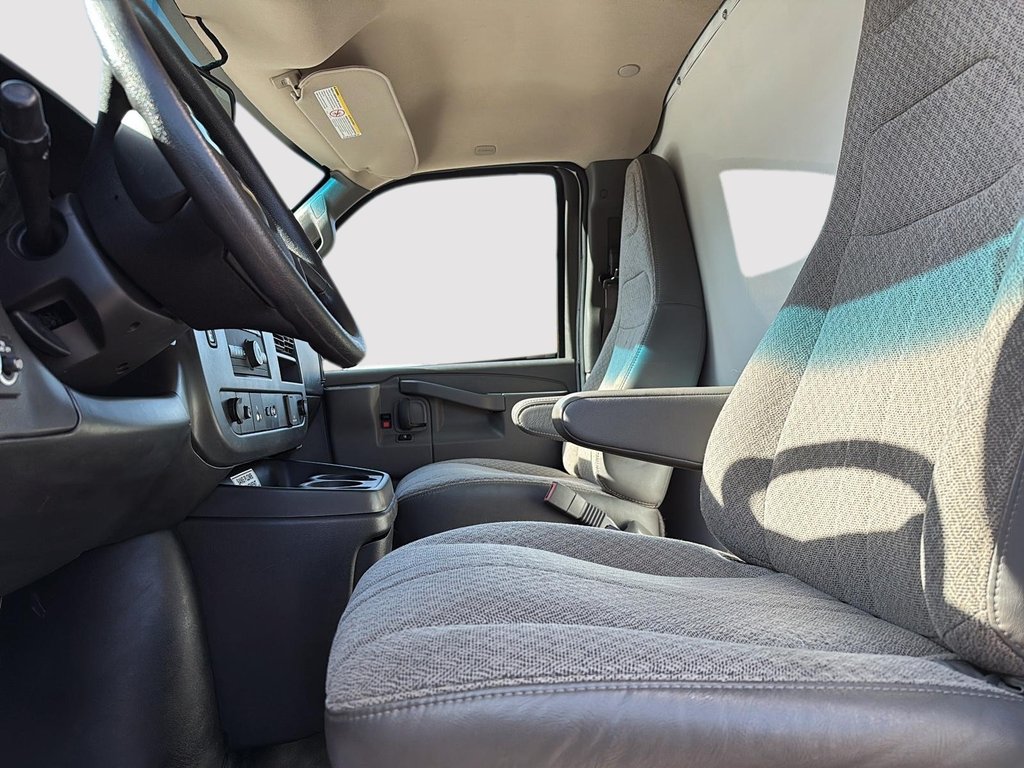 2023 Chevrolet EXPRESS CUTAWAY 3500 BASE-6