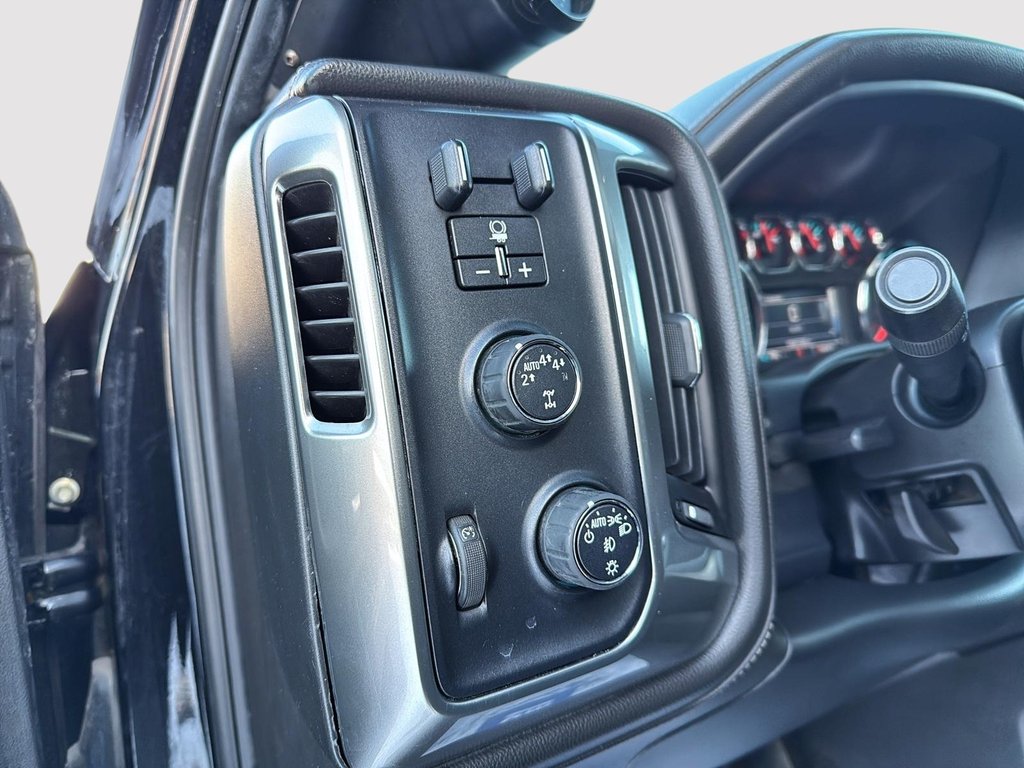 2017 Chevrolet Silverado 1500 LTZ in Drummondville, Quebec - 12 - w1024h768px