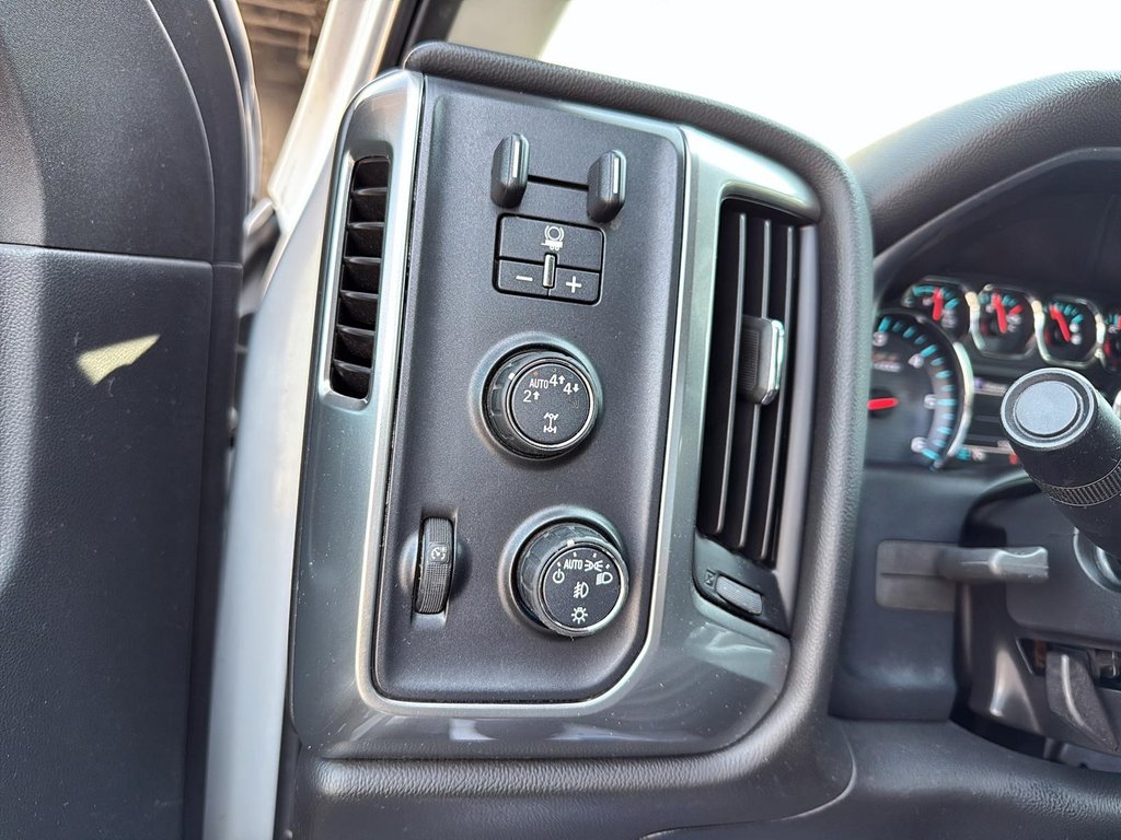 2018 Chevrolet Silverado 1500 LT in Drummondville, Quebec - 12 - w1024h768px