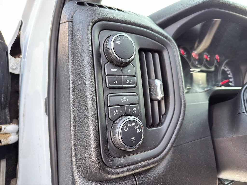 2020 Chevrolet Silverado 1500 Custom in Drummondville, Quebec - 12 - w1024h768px