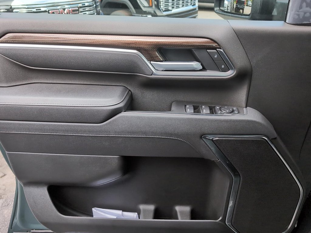 2025 Chevrolet SILVERADO 2500 HD LT in Drummondville, Quebec - 17 - w1024h768px