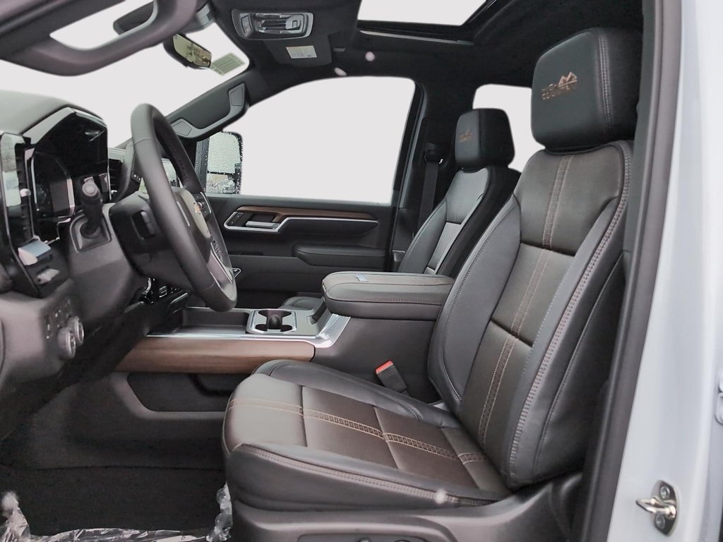 2026 Chevrolet Silverado 3500 HD HIGH COUNTRY DRW in Drummondville, Quebec - 8 - w1024h768px