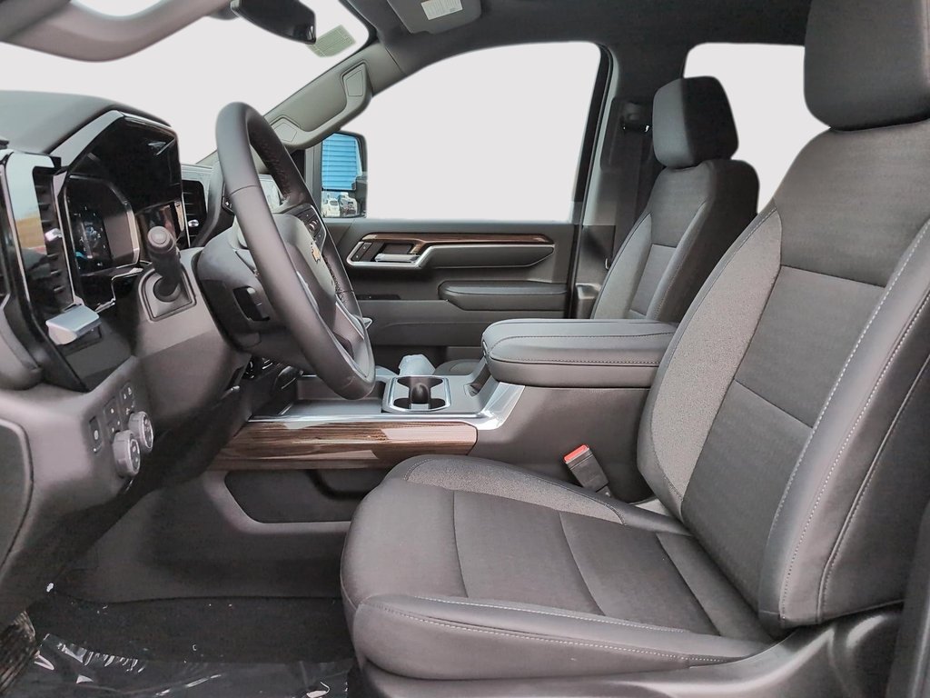 Chevrolet Silverado 3500 HD LT DRW 2026 à Drummondville, Québec - 7 - w1024h768px