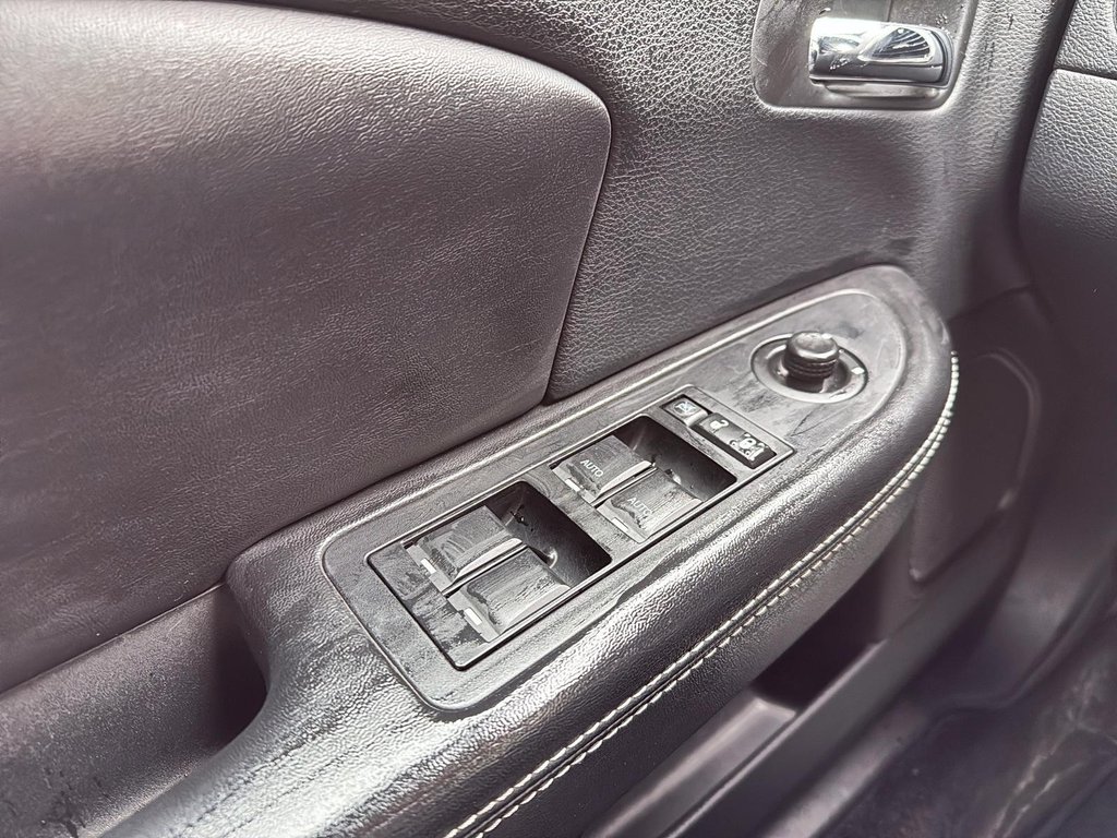 2013 Chrysler 200 Limited in Drummondville, Quebec - 10 - w1024h768px
