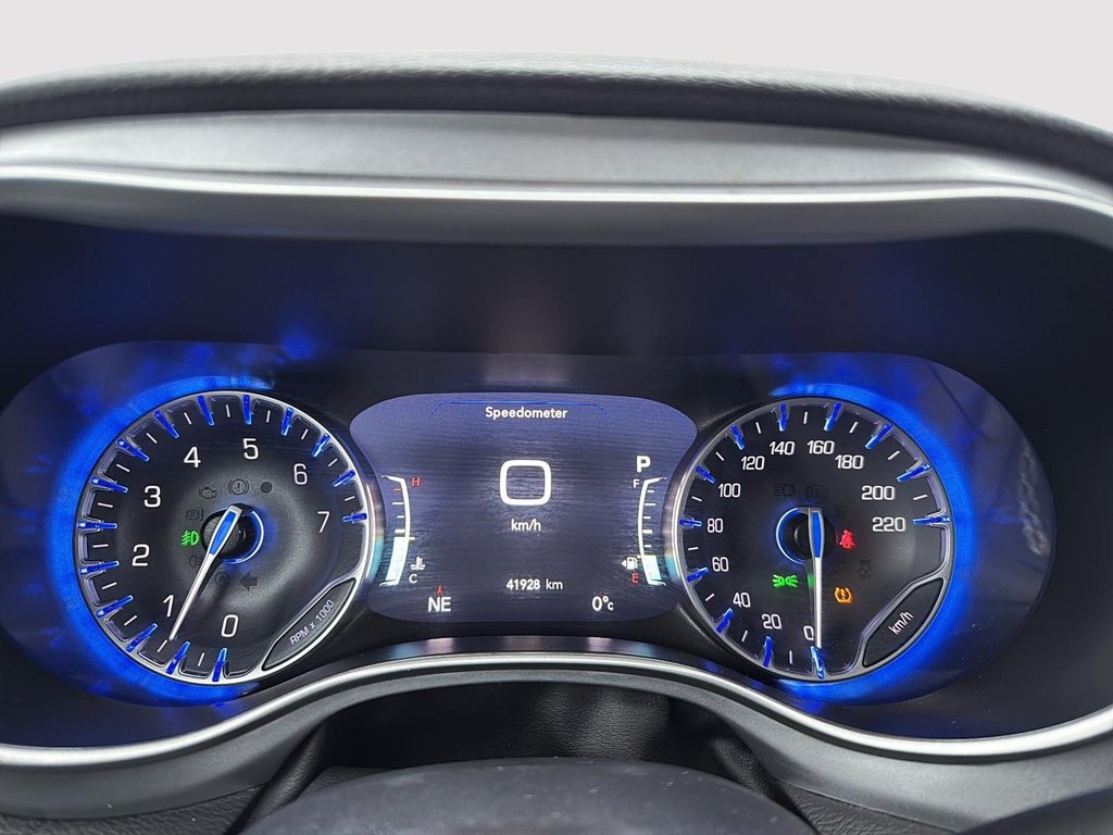 2024 Chrysler Pacifica Touring-L Apparence S Toit-Panoramique in Drummondville, Quebec - 18 - w1024h768px