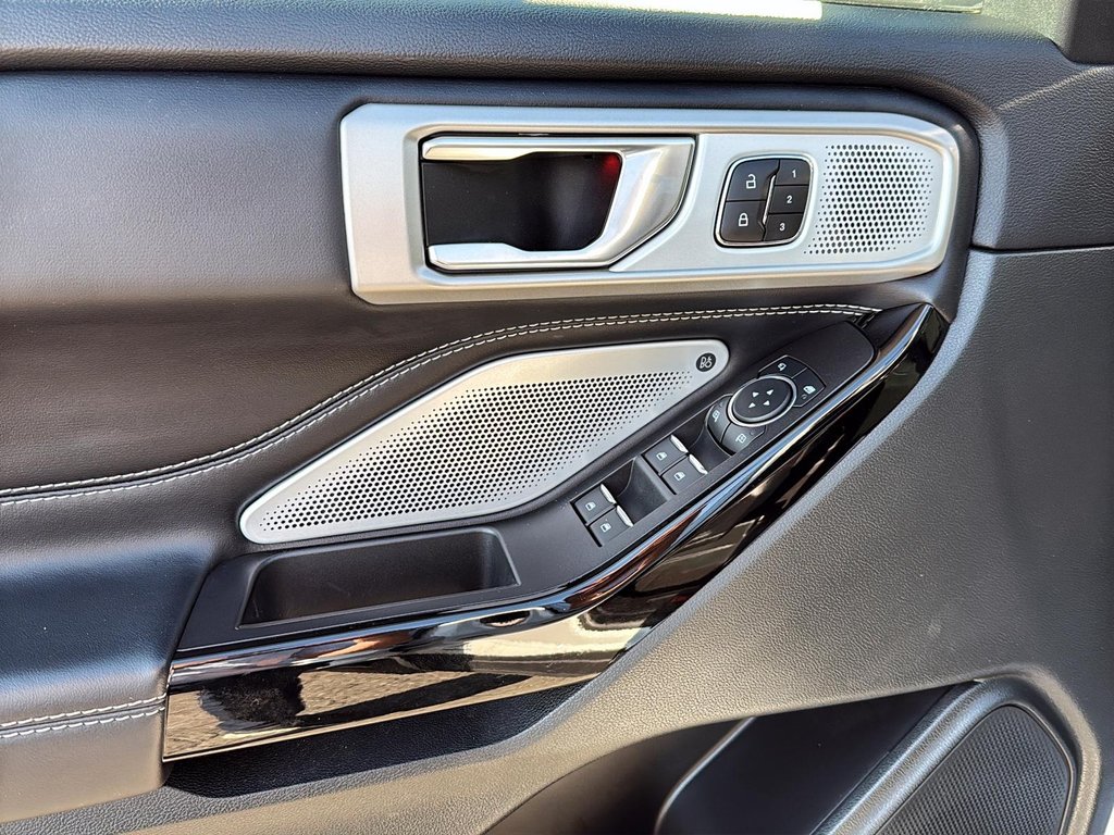 2023 Ford Explorer ST in Drummondville, Quebec - 13 - w1024h768px