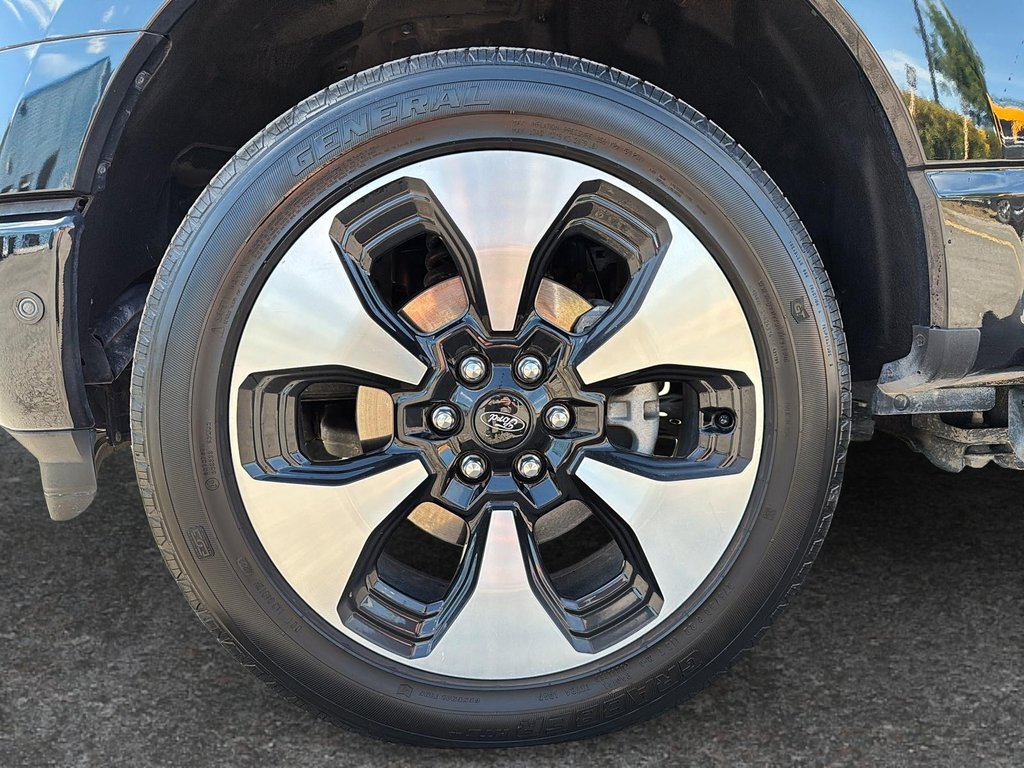 2023 Ford F-150 Lightning Platinum in Drummondville, Quebec - 6 - w1024h768px