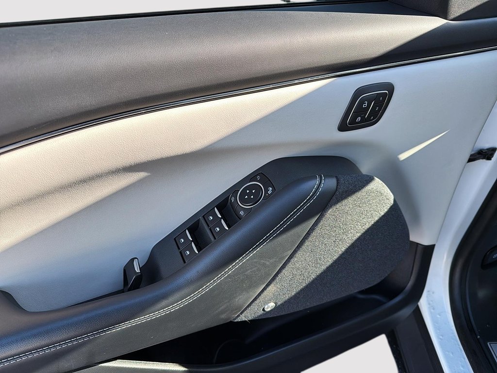 2021 Ford Mustang Mach-E Premium in Drummondville, Quebec - 12 - w1024h768px