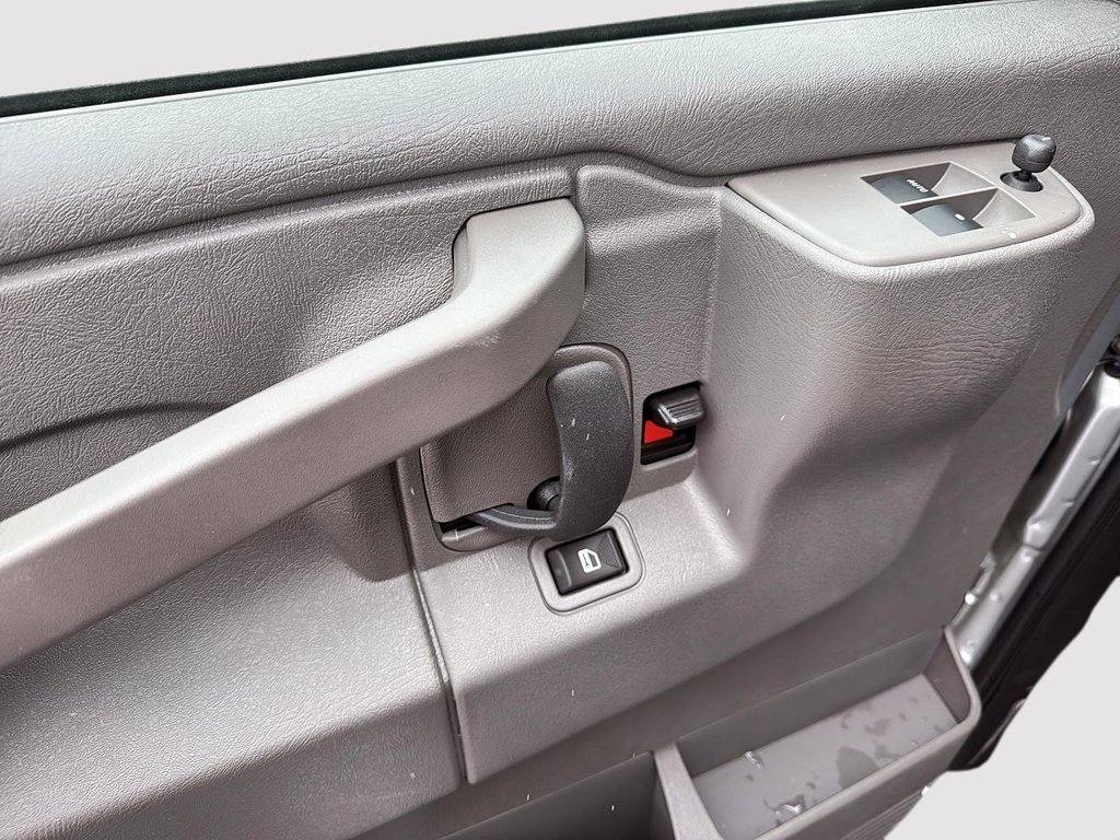 2025 GMC Savana Cargo 2500 WT 135 in Drummondville, Quebec - 8 - w1024h768px