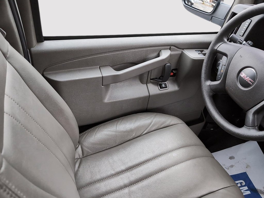 2024 GMC Savana Cargo Van in Drummondville, Quebec - 12 - w1024h768px