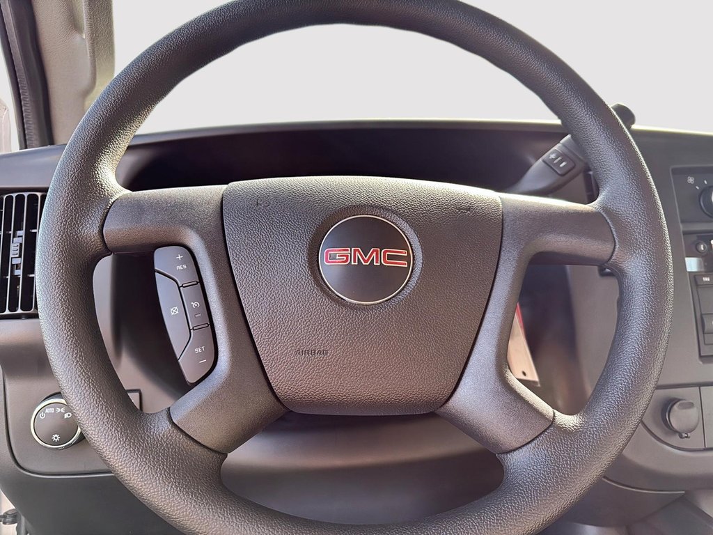 GMC Savana Commercial Cutaway  2025 à Drummondville, Québec - 12 - w1024h768px