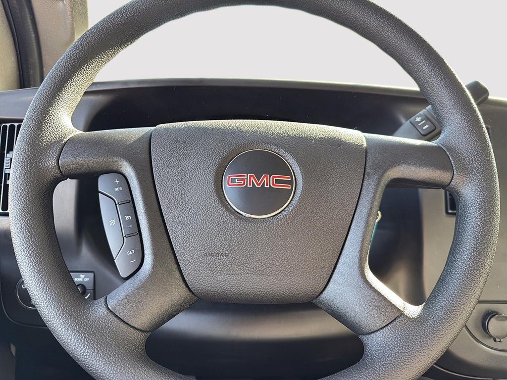 GMC Savana Commercial Cutaway  2025 à Drummondville, Québec - 12 - w1024h768px