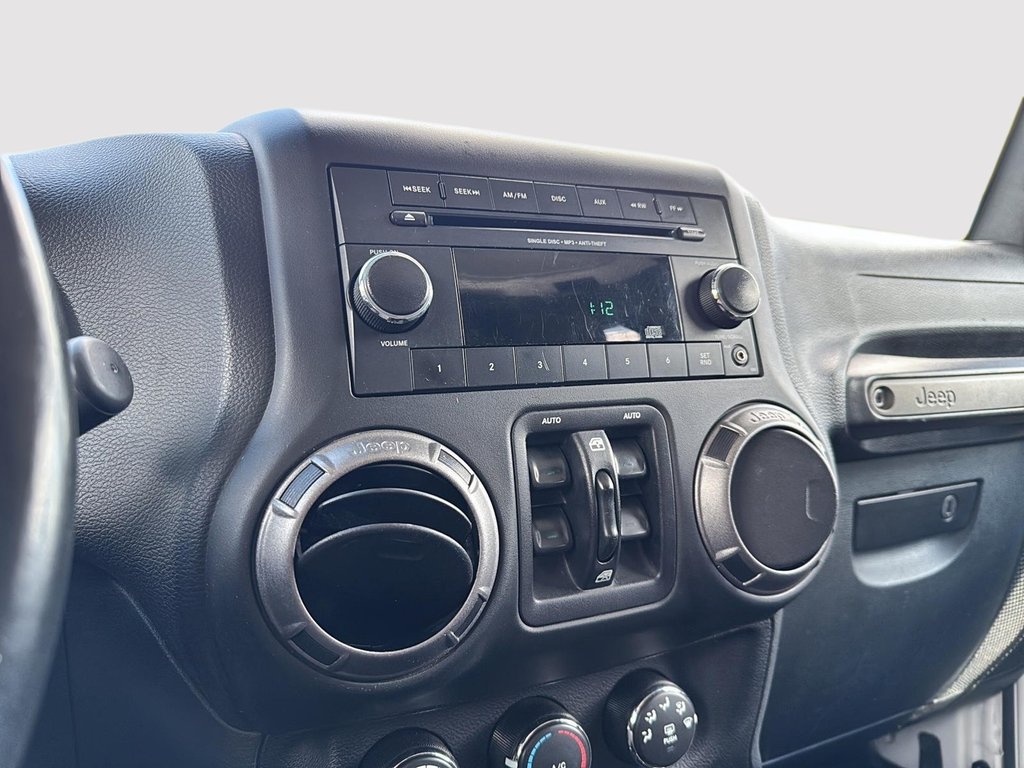 2018 Jeep WRANGLER JK UNLIMITED Sport in Drummondville, Quebec - 15 - w1024h768px