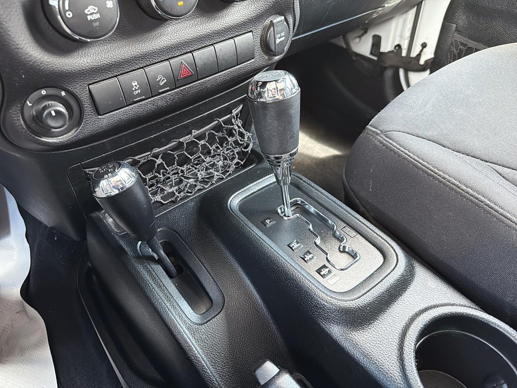 2018 Jeep WRANGLER JK UNLIMITED Sport in Drummondville, Quebec - 17 - w1024h768px