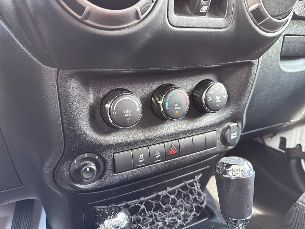 2018 Jeep WRANGLER JK UNLIMITED Sport in Drummondville, Quebec - 16 - w1024h768px