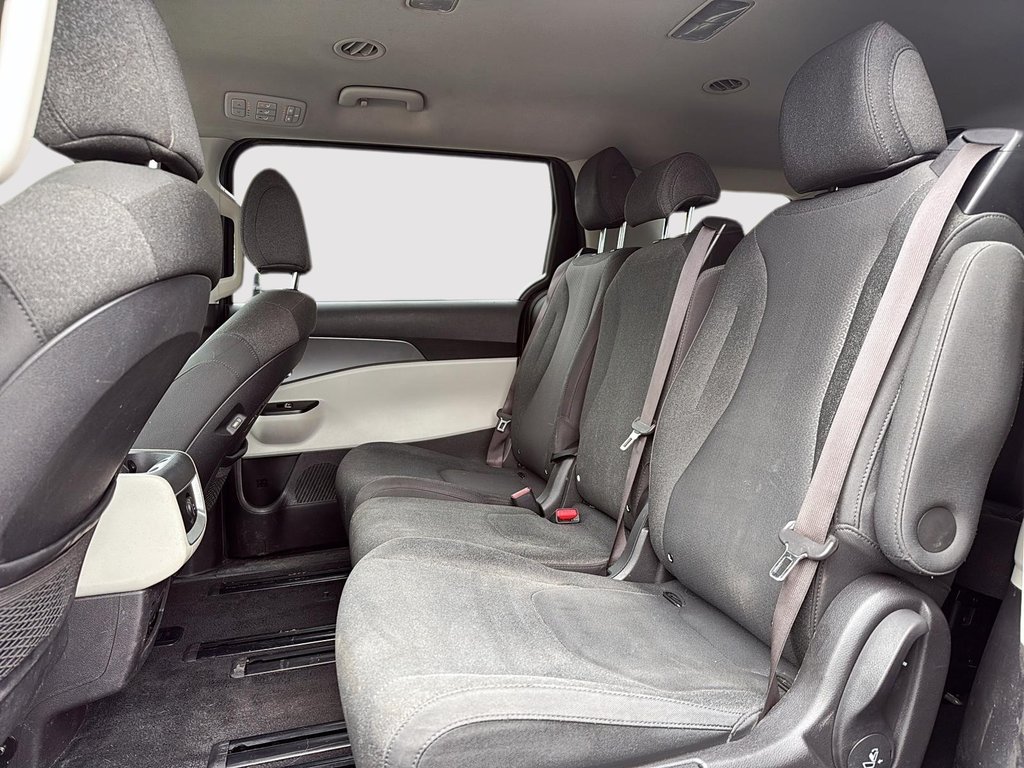 2022 Kia Carnival LX in Drummondville, Quebec - 10 - w1024h768px