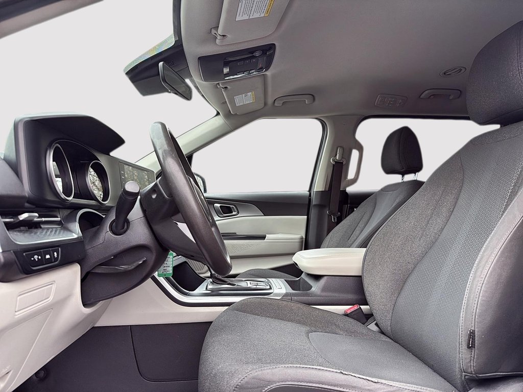 2022 Kia Carnival LX in Drummondville, Quebec - 9 - w1024h768px