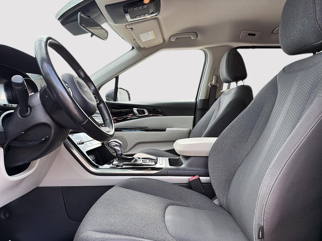 2023 Kia Carnival LX in Drummondville, Quebec - 9 - w1024h768px