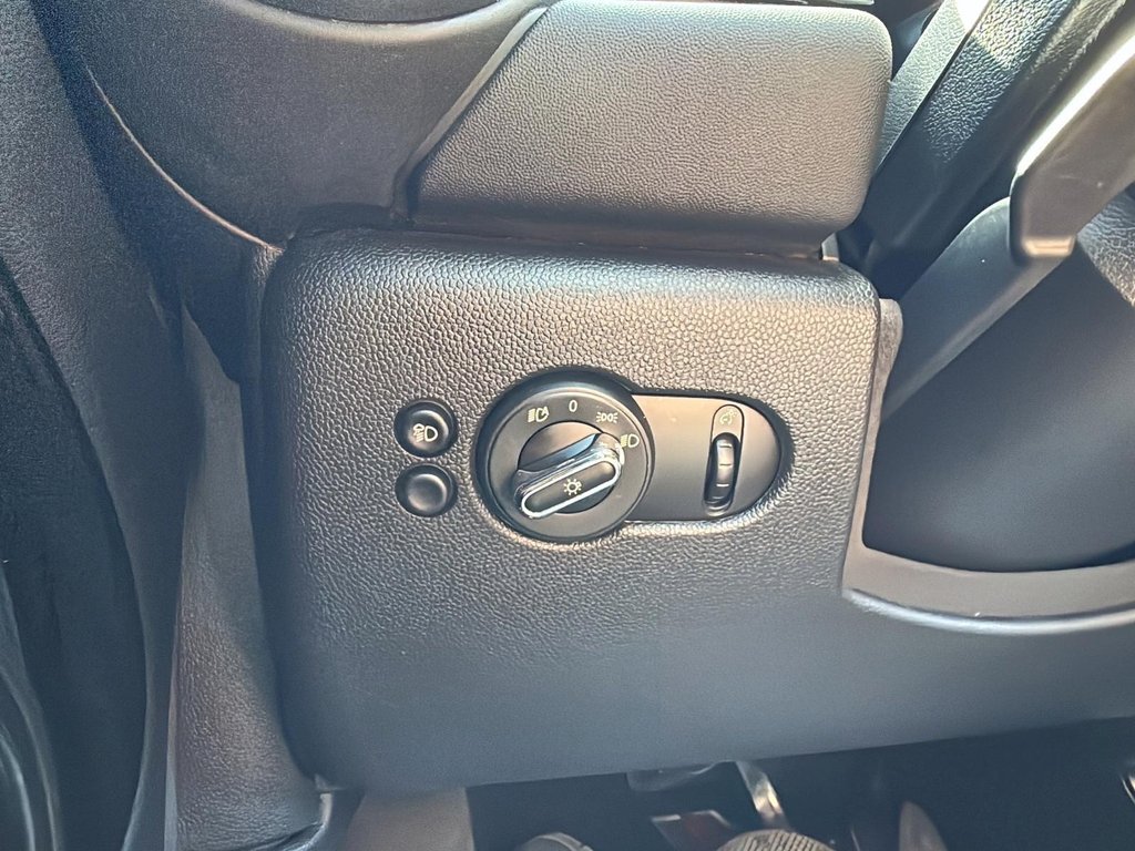 2024 MINI 3 Door Cooper SE in Drummondville, Quebec - 13 - w1024h768px