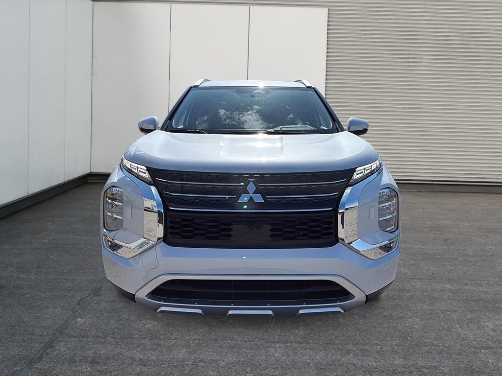 Mitsubishi Outlander Plug-In Hybrid  2024 à Drummondville, Québec - 2 - w1024h768px