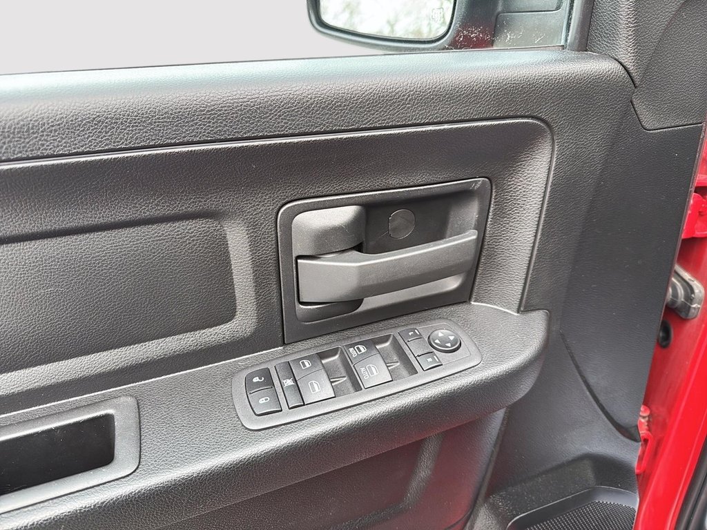 2023 Ram 1500 Classic Express in Drummondville, Quebec - 11 - w1024h768px