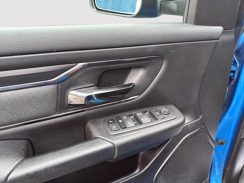 2023 Ram 1500 BigHorn CrewCab in Drummondville, Quebec - 11 - w1024h768px