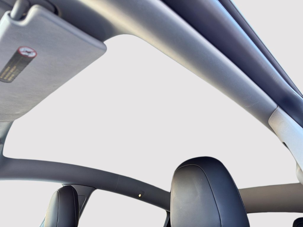 2022 Tesla Model Y Long Range in Drummondville, Quebec - 18 - w1024h768px