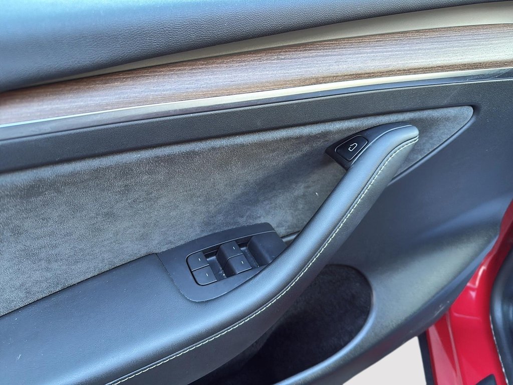 2022 Tesla Model Y Long Range in Drummondville, Quebec - 12 - w1024h768px