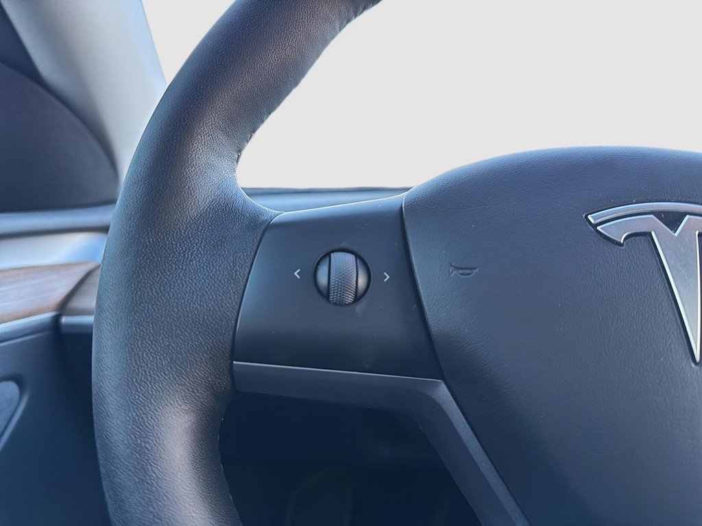 2022 Tesla Model Y Long Range in Drummondville, Quebec - 14 - w1024h768px