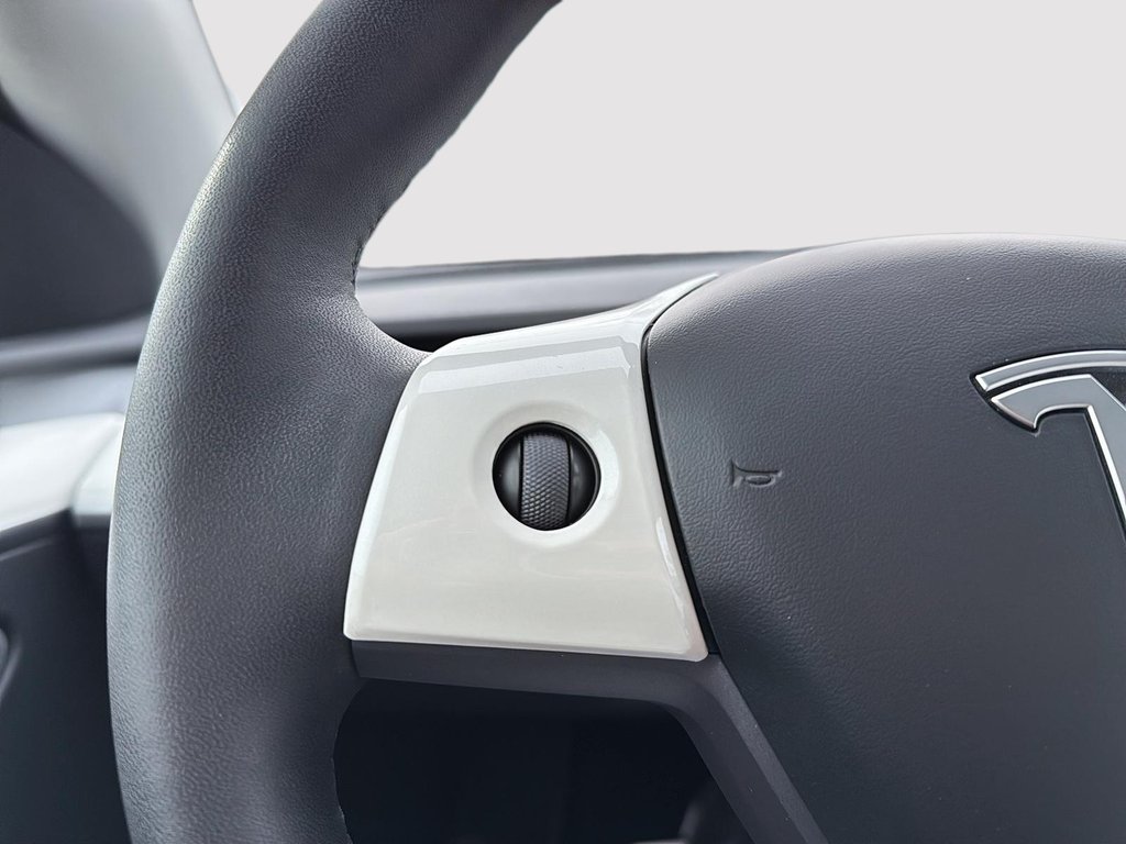 2023 Tesla Model Y Long Range in Drummondville, Quebec - 10 - w1024h768px