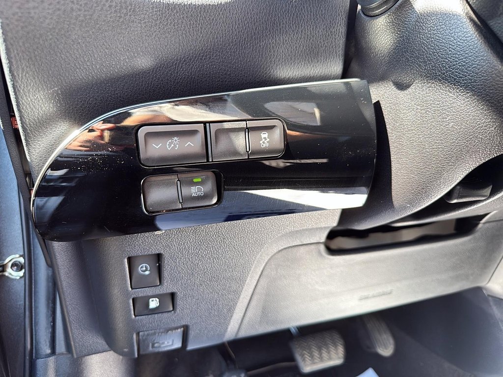2018 Toyota Prius Prime in Drummondville, Quebec - 13 - w1024h768px