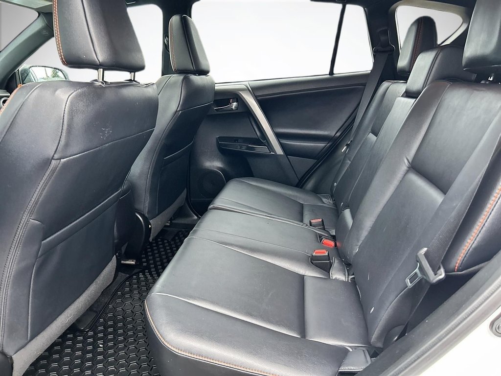 2018  RAV4 SE in Drummondville, Quebec - 10 - w1024h768px