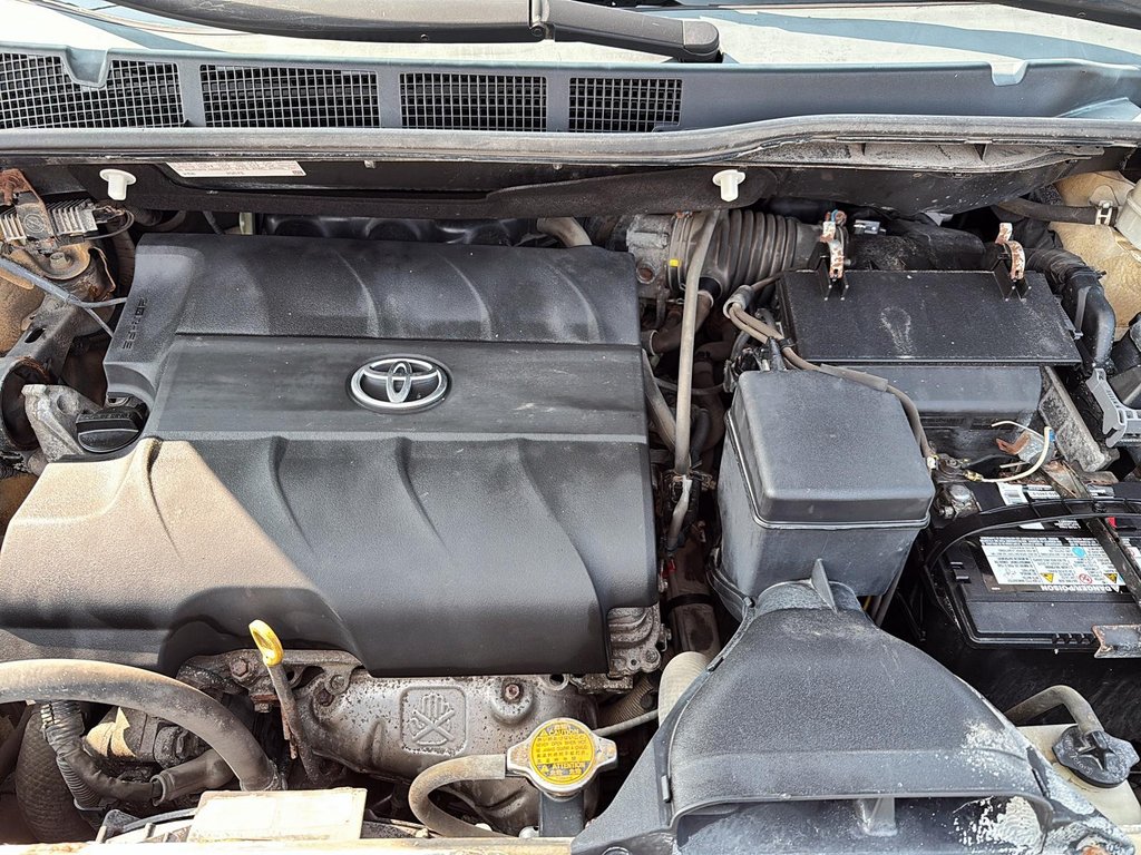 2013 Toyota Sienna in Drummondville, Quebec - 8 - w1024h768px