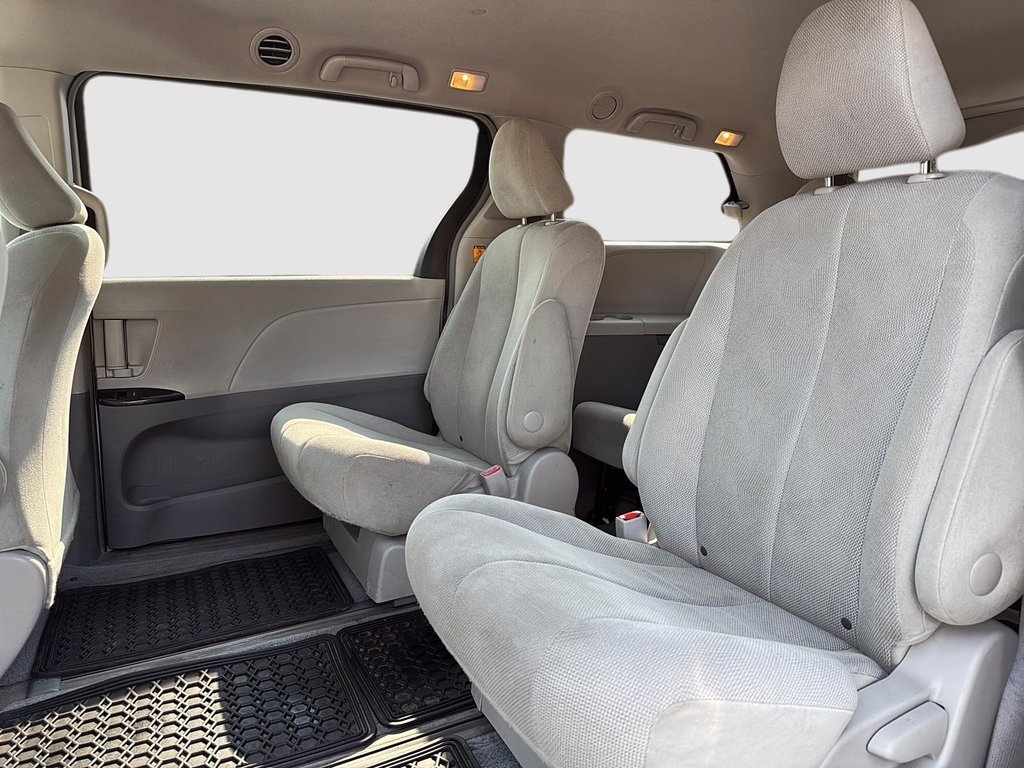 2013 Toyota Sienna in Drummondville, Quebec - 10 - w1024h768px