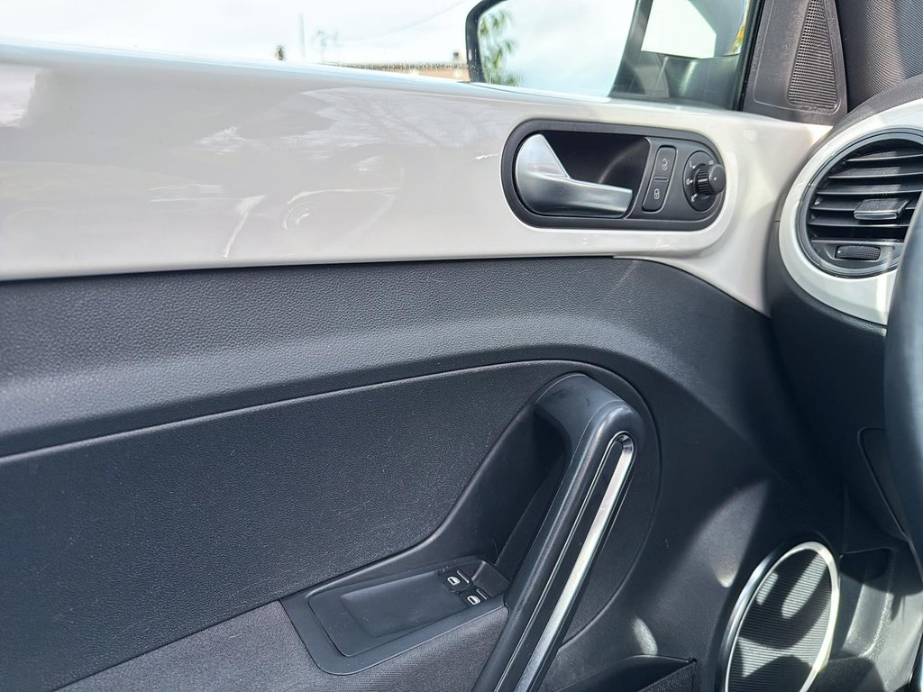 Volkswagen Beetle Coupe  2014 à Drummondville, Québec - 12 - w1024h768px
